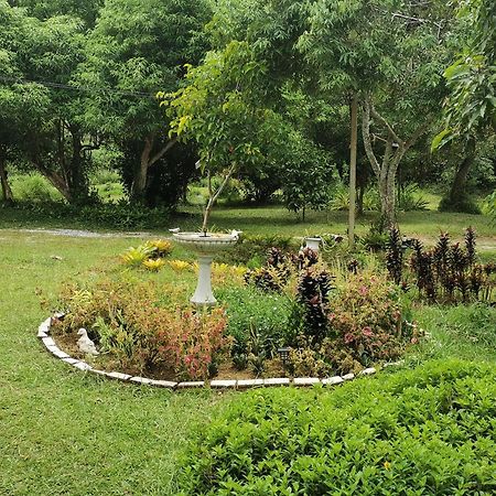 Betong House In The Garden Villa Bagian luar foto