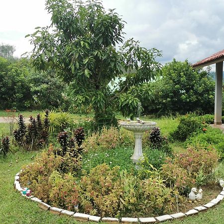 Betong House In The Garden Villa Bagian luar foto